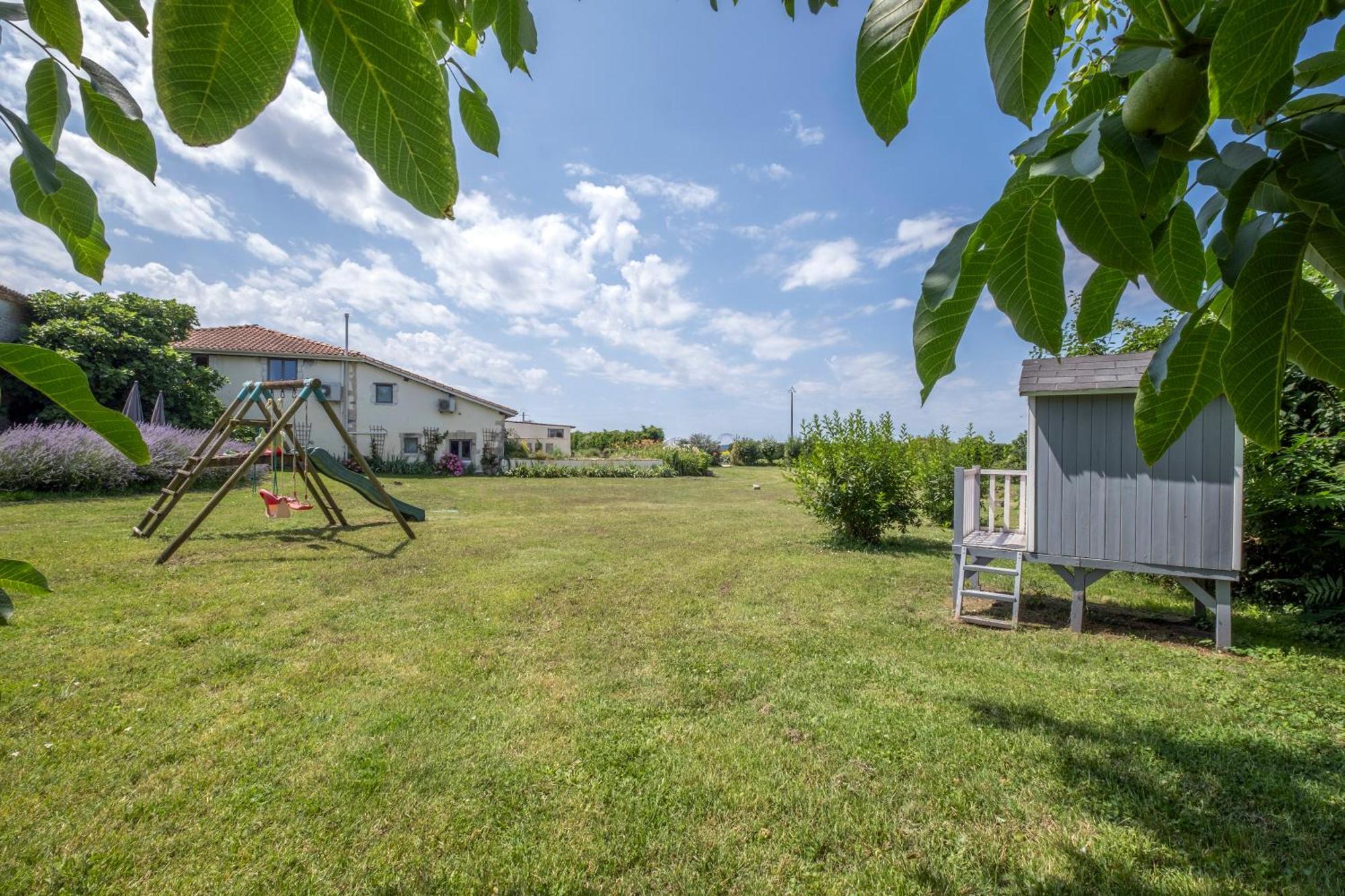 Domaine Chez Les Rois Bed & Breakfast Berneuil  Exterior photo