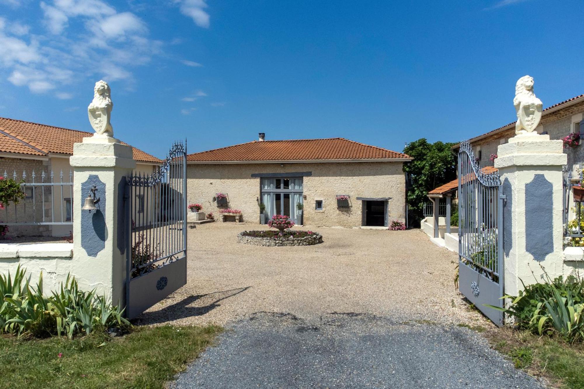 Domaine Chez Les Rois Bed & Breakfast Berneuil  Exterior photo