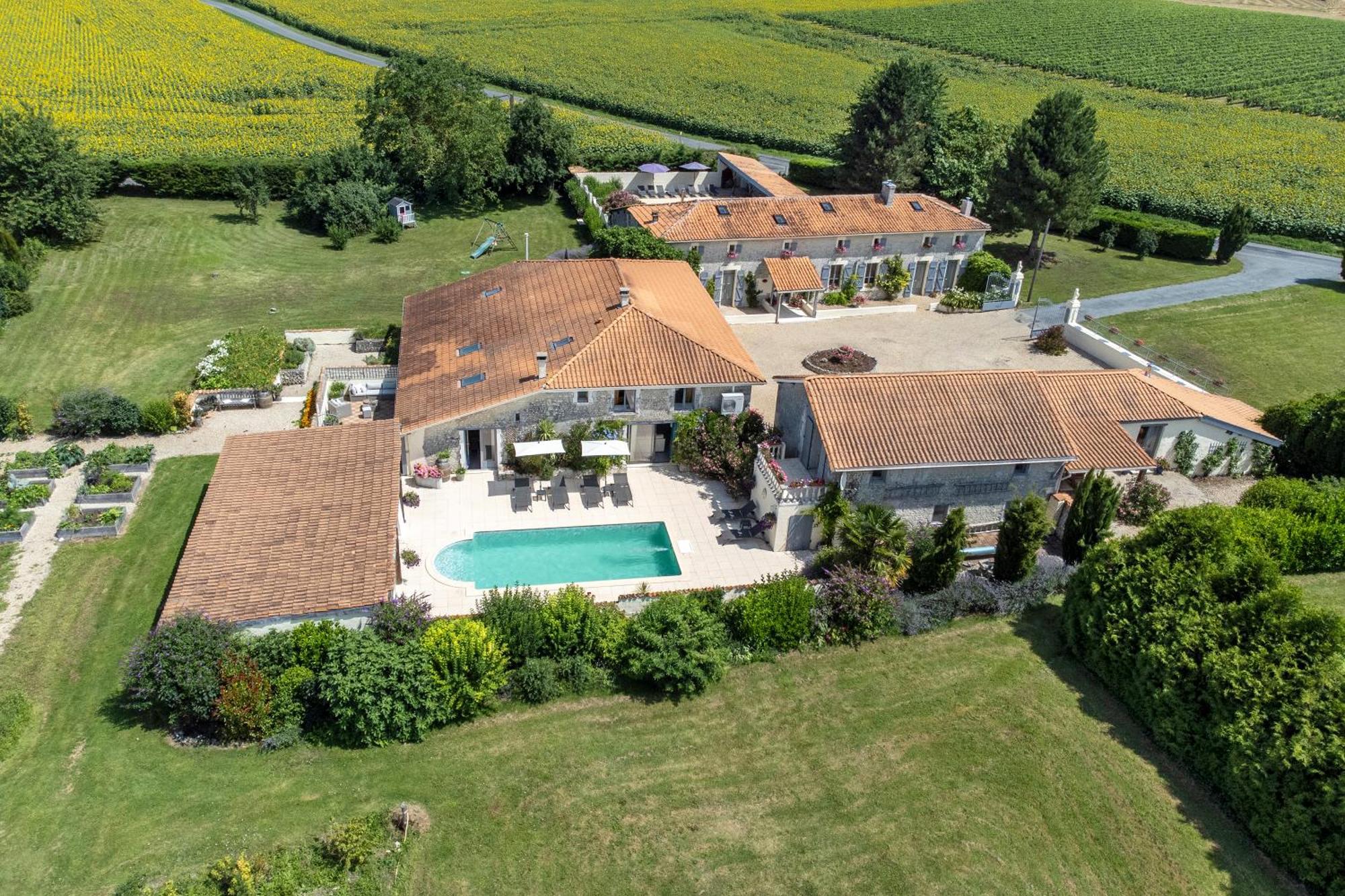 Domaine Chez Les Rois Bed & Breakfast Berneuil  Exterior photo